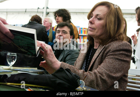 Rose Tremain Signierstunde in der Buchhandlung, wo die Autoren ihre Fans bei Hay Festival 2003 Hay on Wye Powys Wales UK treffen Stockfoto