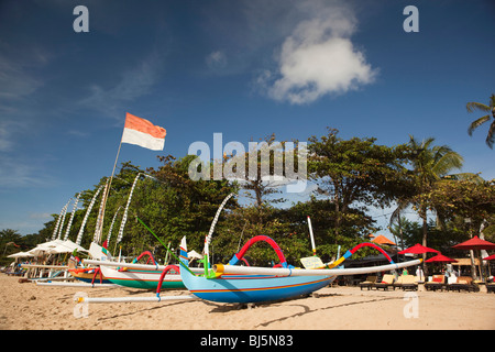 Indonesien, Bali, Sanur, bunt bemalte Ausleger Angelboote/Fischerboote am Strand Stockfoto