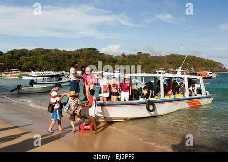 Indonesien, Bali, Padangbai, japanische Touristen Abfahrt Tagesausflug an den Strand Boot Stockfoto