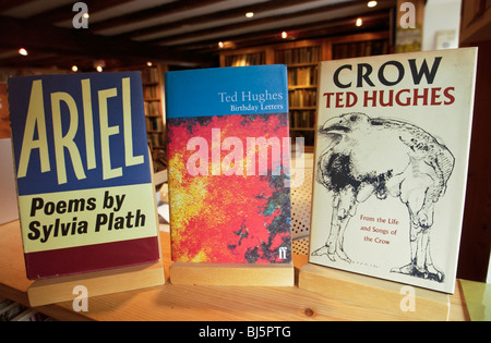 Ted Hughes & Sylvia Plath Bücher mit Gedichten auf dem Display an der Poesie Buchhandlung, Hay on Wye Powys Wales UK Stockfoto