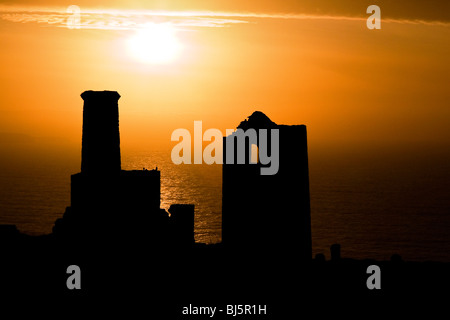 Cornwalls Mining Erbe Wheal Coates über Kapelle Porth bei Sonnenuntergang Stockfoto