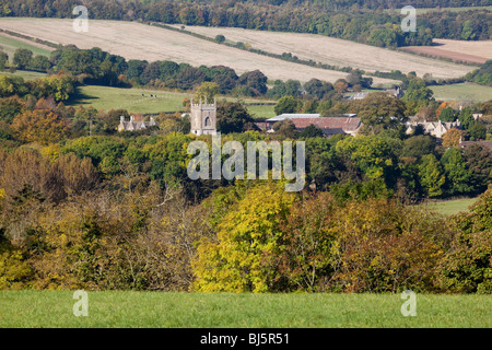 Die Turm von St. Michael & All Angels Kirche markiert die Position der Cotswold Dorf von Withington, Gloucestershire Stockfoto