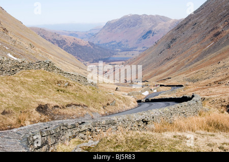 Die Kirkstone Pass absteigend in Richtung Brüder Wasser im englischen Lake District Stockfoto