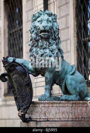 Münchner Löwen vor dem Odeonplatz Feldherrnhalle und Theatinerkirche, München Stockfoto