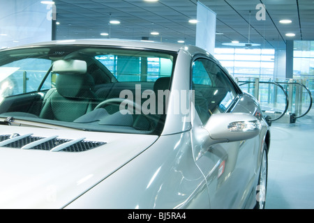 Mercedes Benz Sportwagen Nahaufnahme Autos Händler im Showroom, vordere Seitenansicht Stockfoto