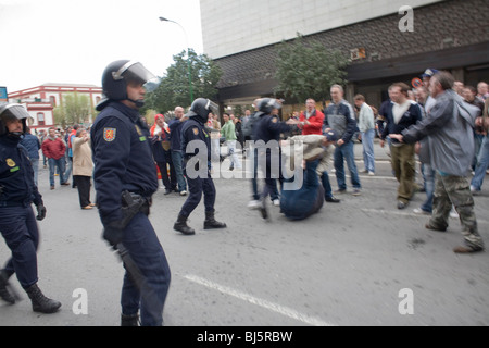 Fußball-Fans und Polizisten vor Ramon Sanchez Pizjuan Stadion, Sevilla, Spanien Stockfoto