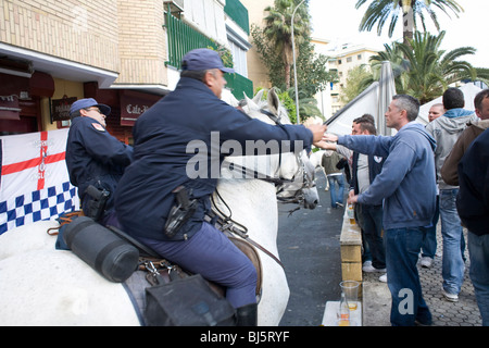 Berittene Polizisten vor Ramon Sanchez Pizjuan Stadion, Sevilla, Spanien Stockfoto
