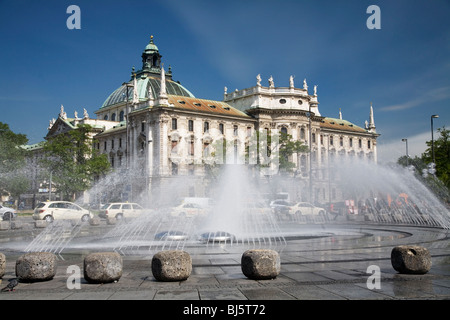 Wasser-Brunnen vor dem Justizpalast in der Nähe von Karlsplatz. München, Deutschland Stockfoto