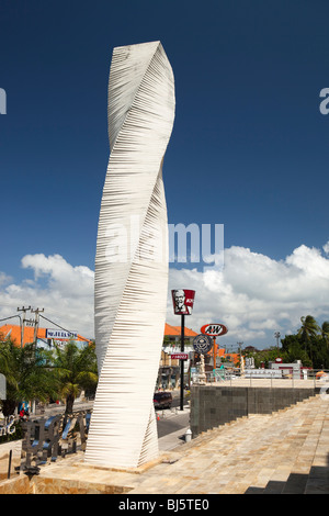 Indonesien, Bali, Kuta, Jalan Kartika Plaza, Discovery Mall shopping Center Wahrzeichen Turm Skulptur Stockfoto