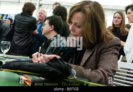 Rose Tremain Signierstunde in der Buchhandlung, wo die Autoren ihre Fans bei Hay Festival 2003 Hay on Wye Powys Wales UK treffen Stockfoto