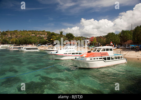 Indonesien, Bali, Padangbai, Sportboote vor Anker in der Bucht Stockfoto