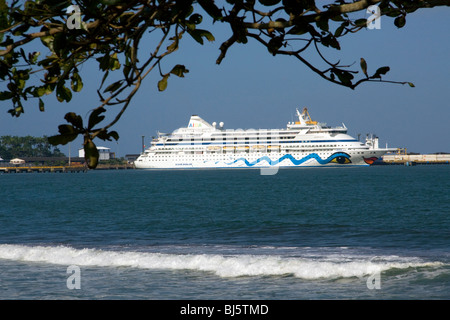 Die AIDAaura Kreuzfahrtschiff angedockt an Puerto Limon, Costa Rica. Stockfoto