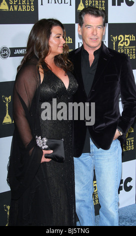 KEELY SHAYE SMITH PIERCE BROSNAN 25TH FILM INDEPENDENT SPIRIT AWARDS DOWNTOWN LOS ANGELES CA USA 5. März 2010 Stockfoto