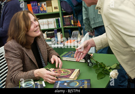 Rose Tremain Signierstunde in der Buchhandlung, wo die Autoren ihre Fans bei Hay Festival 2003 Hay on Wye Powys Wales UK treffen Stockfoto