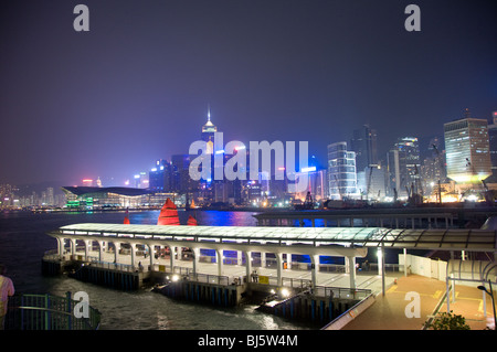 Ein Blick vom Central Pier in Richtung der Ausstellung komplexe center eine Nacht. Die Gebäude entlang der Uferpromenade sind Leuchten. Stockfoto