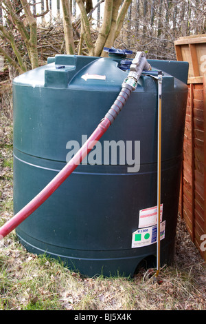 inländischen Hause Heizöltank wird aufgefüllt mit 28 Sek Kerosin in einem Garten in Nordirland Vereinigtes Königreich Stockfoto