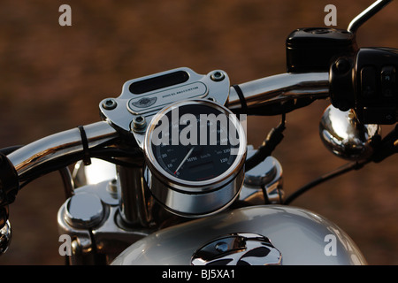 2003 Modell xl 883 custom Harley Davidson Motorrad Closeup des Tachos Stockfoto