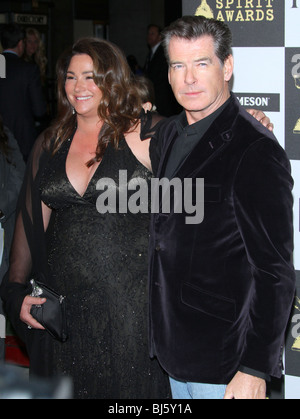 KEELY SHAYE SMITH PIERCE BROSNAN 25TH FILM INDEPENDENT SPIRIT AWARDS DOWNTOWN LOS ANGELES CA USA 5. März 2010 Stockfoto