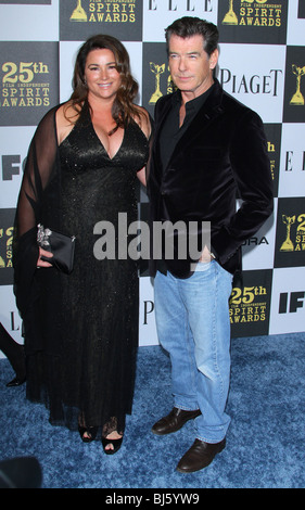 KEELY SHAYE SMITH PIERCE BROSNAN 25TH FILM INDEPENDENT SPIRIT AWARDS DOWNTOWN LOS ANGELES CA USA 5. März 2010 Stockfoto