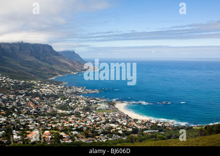 Camps Bay Beach in der Nähe von Kapstadt, in der Provinz Westkap von Südafrika, vom Löwenkopf aus gesehen Stockfoto