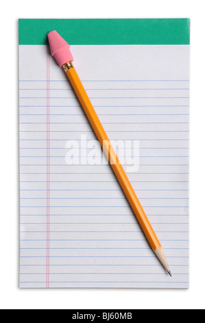 Gelbe Bleistift mit Radiergummi über Notizblock isoliert auf weißem Hintergrund Stockfoto