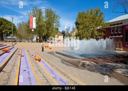 Wasser-Brunnen in Perth Cultural Centre neben der Bibliothek, Museum und eine Kunstgalerie. Stockfoto