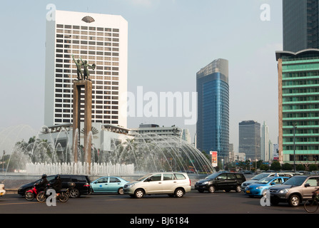 Indonesien, Java, Jakarta, Welcome Monument Brunnen und Mandarin Oriental hotel Stockfoto