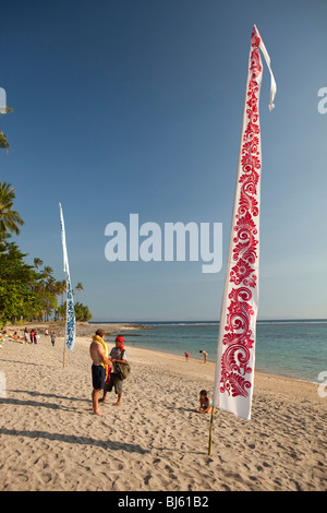 Indonesien, Lombok, Sengiggi, bunte Banner am Strand von Sengiggi Beach Hotel Stockfoto