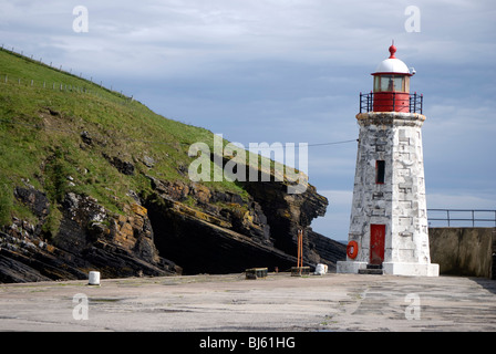 Der Leuchtturm am Hafen von Lybster, in der Nähe von Wick im Nordosten von Schottland. Stockfoto