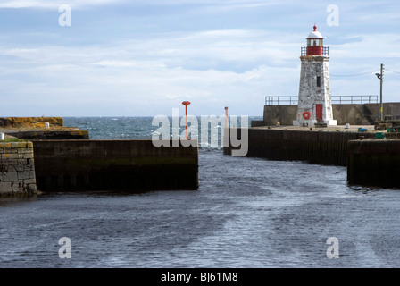 Der Leuchtturm am Hafen von Lybster, in der Nähe von Wick im Nordosten von Schottland. Stockfoto