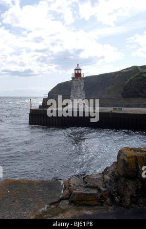 Der Leuchtturm am Hafen von Lybster, in der Nähe von Wick im Nordosten von Schottland. Stockfoto