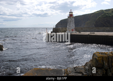 Der Leuchtturm am Hafen von Lybster, in der Nähe von Wick im Nordosten von Schottland. Stockfoto