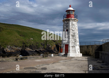 Der Leuchtturm am Hafen von Lybster, in der Nähe von Wick im Nordosten von Schottland. Stockfoto