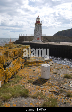 Der Leuchtturm am Hafen von Lybster, in der Nähe von Wick im Nordosten von Schottland. Stockfoto