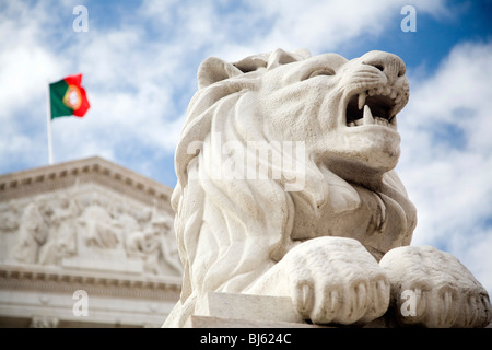 Ein Löwe Skulptur vor dem Parlamentsgebäude, Lissabon, Portugal Stockfoto