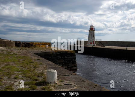 Der Leuchtturm am Hafen von Lybster, in der Nähe von Wick im Nordosten von Schottland. Stockfoto