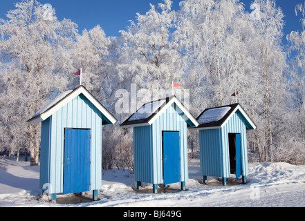 Blau, Umkleidekabinen am Strand im Winter, Finnland Stockfoto