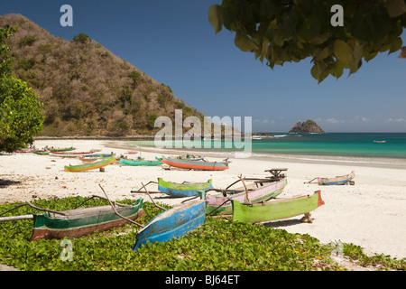 Indonesien, Lombok, South Coast, Seong Blanak, bunt bemalte Fischerboote am Strand Stockfoto