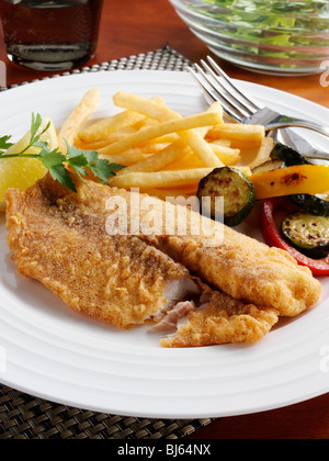 Gebratenes Tilapia Gemüse und Salat Stockfoto