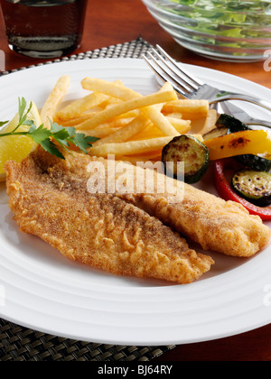 Gebratenes Tilapia Gemüse und Salat Stockfoto