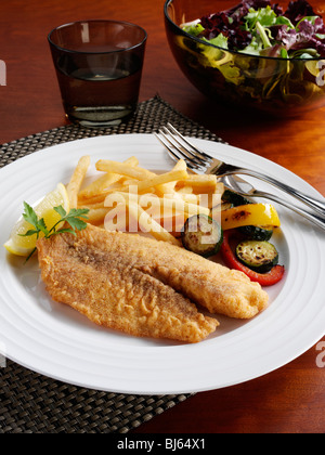 Gebratenes Tilapia Gemüse und Salat Stockfoto