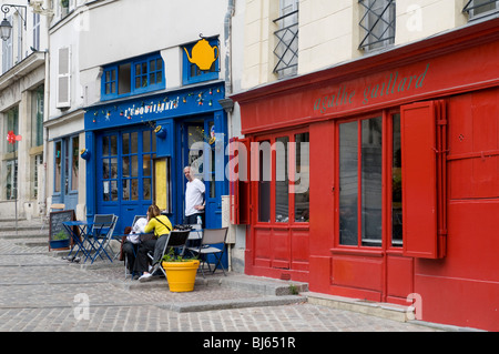 Café im Freien, Rue Barres, Stadtteil Marais, Paris, Frankreich. Stockfoto