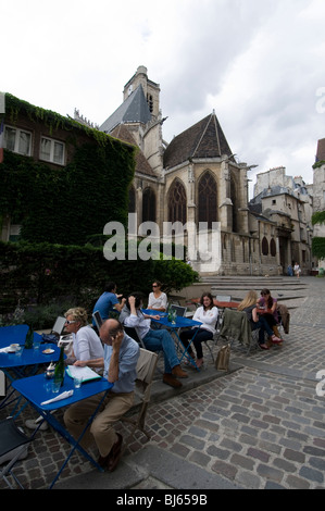 Outdoor-Café und St. Gervais-St. Protais Kirche, Rue Barres, Stadtteil Marais, Paris, Frankreich. Stockfoto