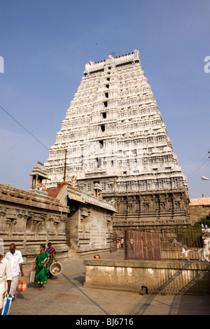 Indien, Tamil Nadu, Tiruvannamalai, Arunachaleswar Tempel Pilgern im Innenhof Stockfoto