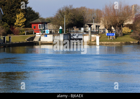 Die attraktive Schloss und Schleusenwärter Hütte am Godstow in der Wintersonne mit Godstow Nonnenkloster im Hintergrund. Oxford, Oxfordshire, Vereinigtes Königreich Stockfoto