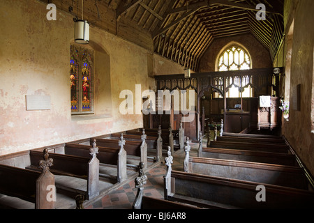 Großbritannien, England, Norfolk, Horsey, Allerheiligen strohgedeckten Pfarrkirche Interieur, mittelalterliche Holzbänke Stockfoto