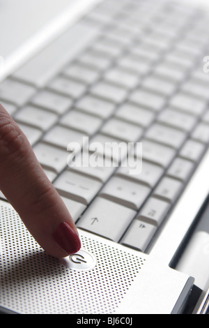 Tastatur und Womans finger Stockfoto