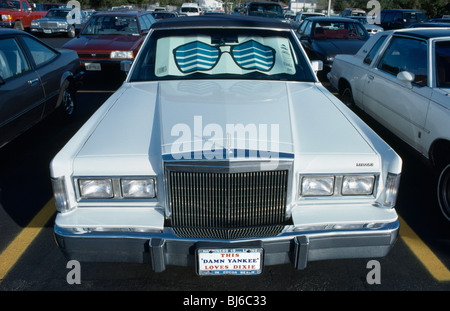 amerikanisches Auto auf Parkplatz Stockfoto