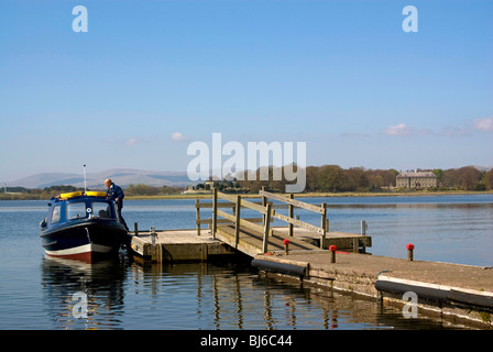 Das Boot um Besucher auf die Burg auf der Insel im Loch Leven, Kinross, Fife, Fähre von der Insel gesehen. Stockfoto