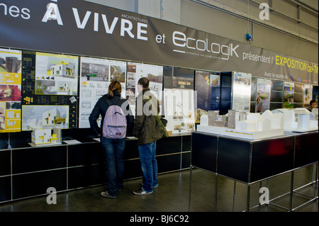 Paris, Frankreich, Paare People Looking, Construction Trade Show, Ausstellung ökologischer grüner Öko-Gebäude von Architekturstudenten, Ausstellung, Foire Exposition, umweltfreundliche Gebäude Stockfoto